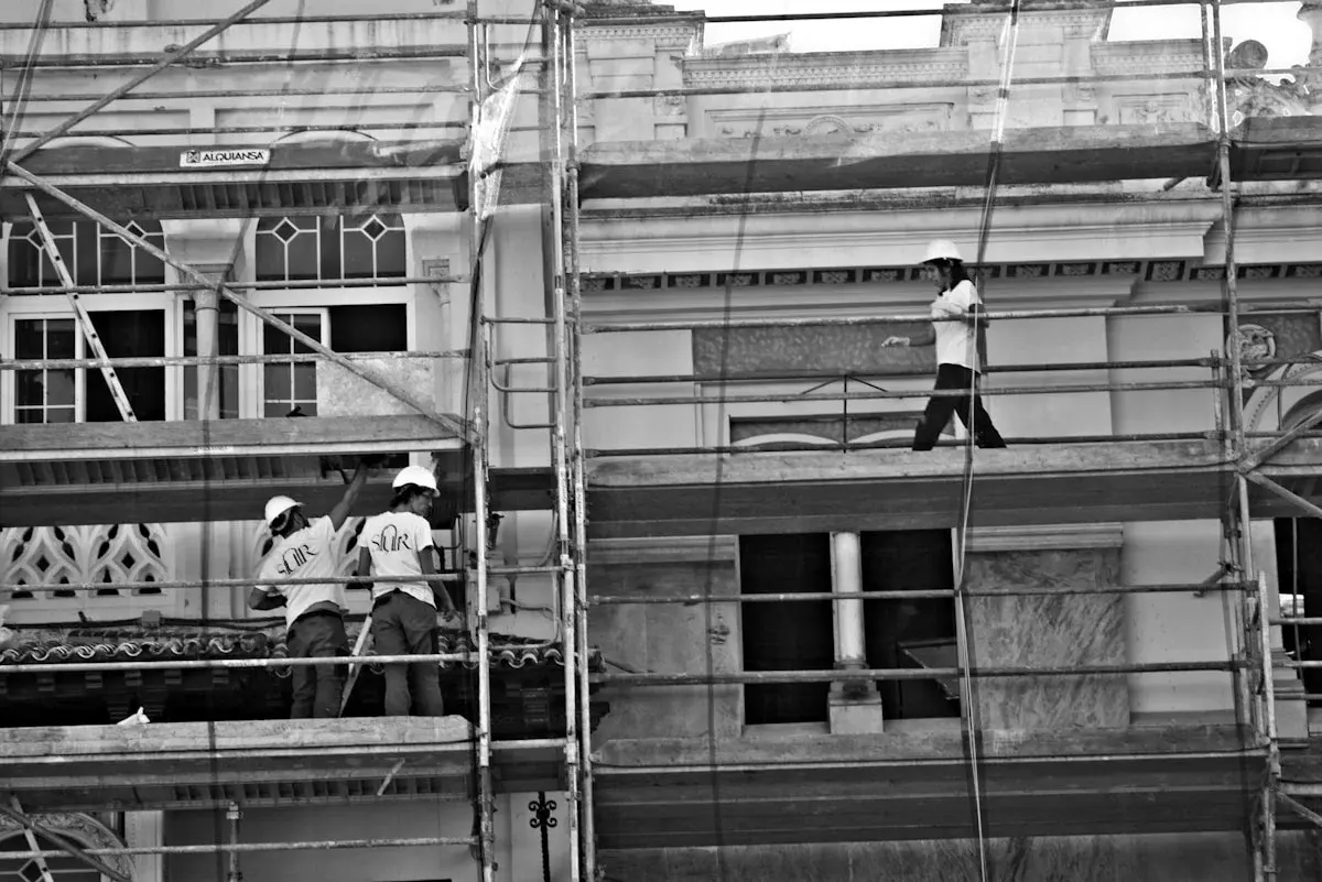 Canteiro de obras com profissionais da construção civil