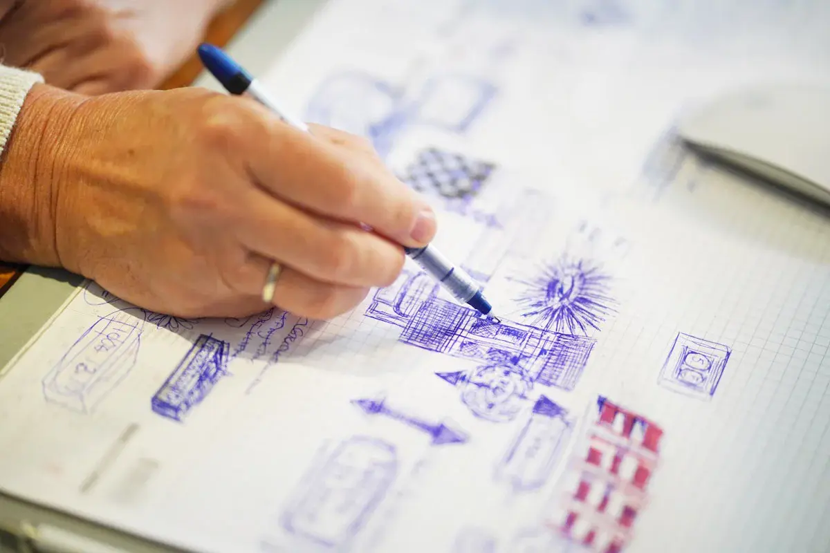 Planejamento de obra com blueprints e documentos técnicos